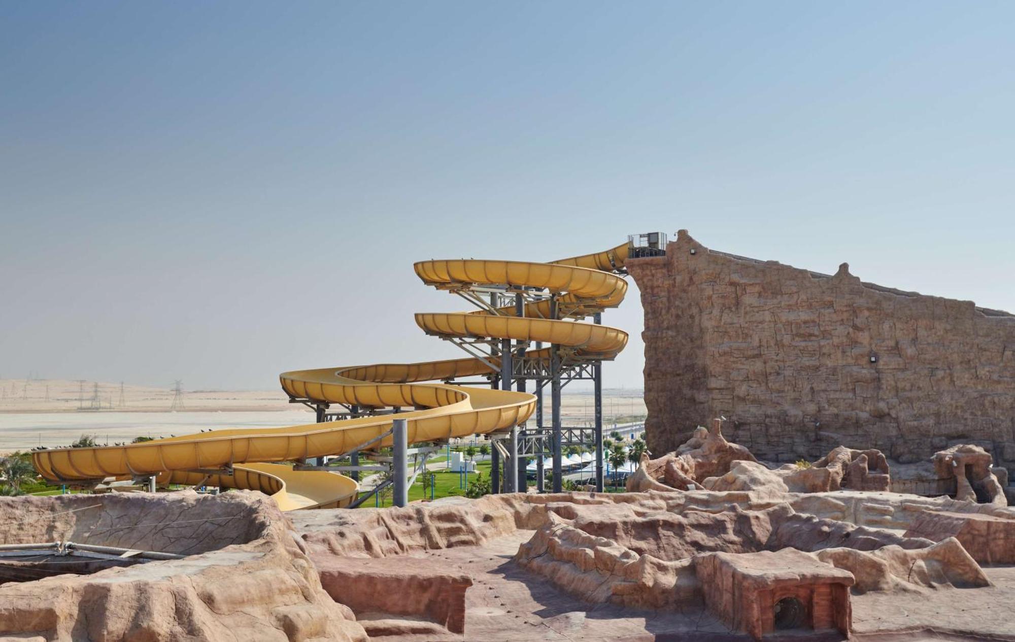 Hilton Salwa Beach Resort And Villas Abu Samra Esterno foto Desert Falls Water Park