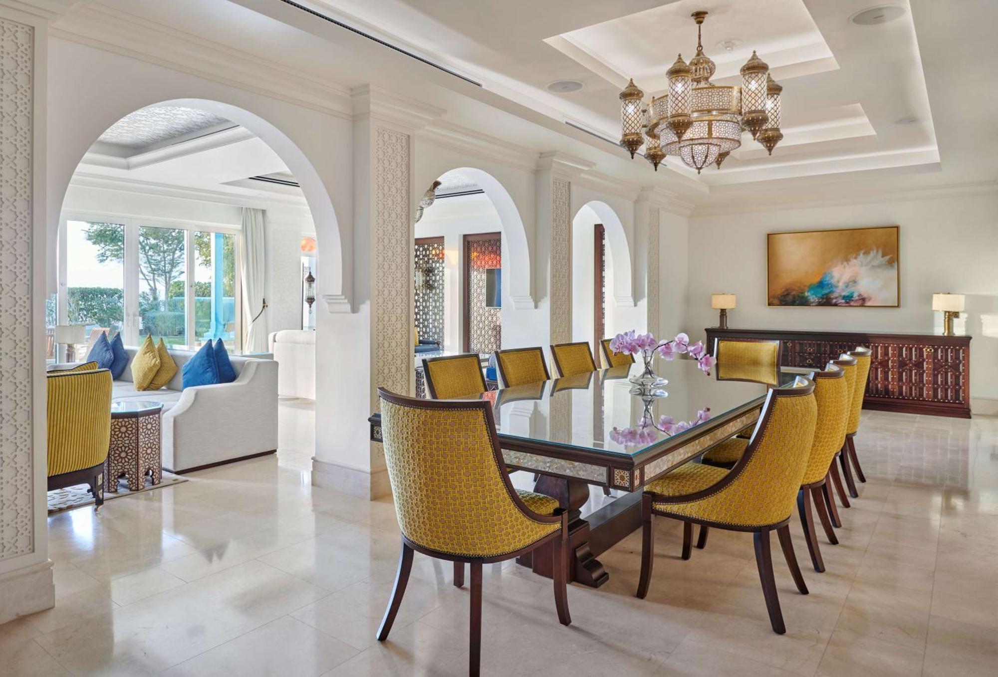Hilton Salwa Beach Resort And Villas Abu Samra Esterno foto The interior of a suite at Jumeirah Atlantis