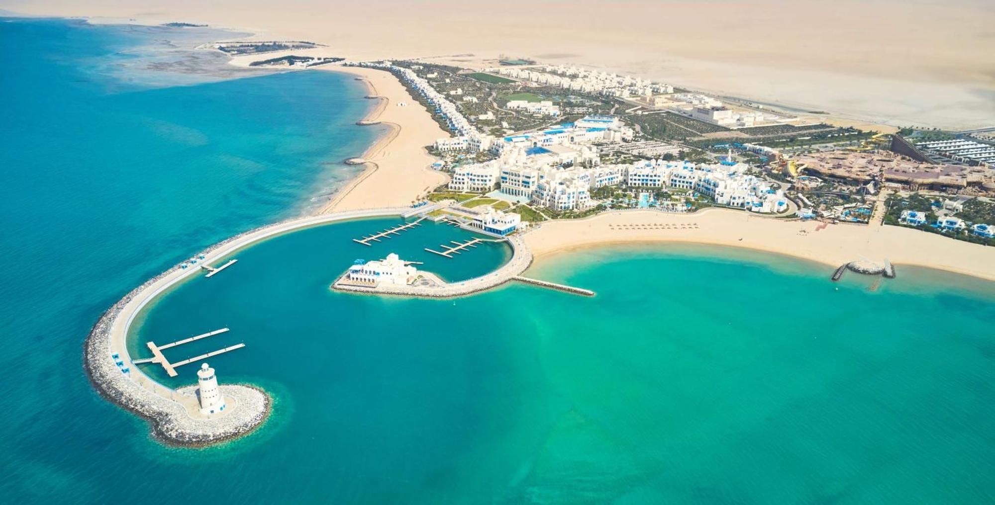 Hilton Salwa Beach Resort And Villas Abu Samra Esterno foto Aerial view of Al Reef Island