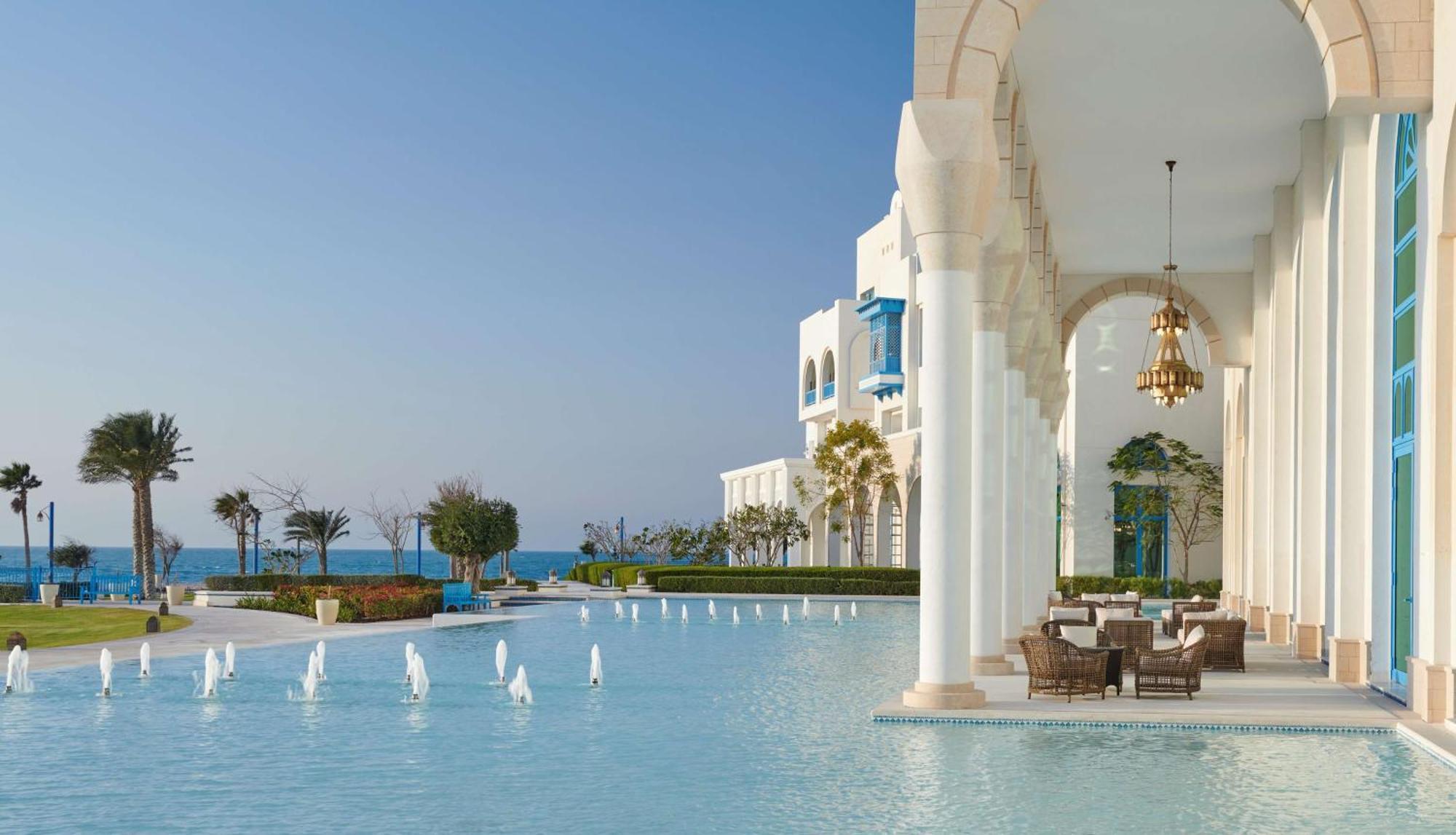 Hilton Salwa Beach Resort And Villas Abu Samra Esterno foto The Royal Pool at The Royal