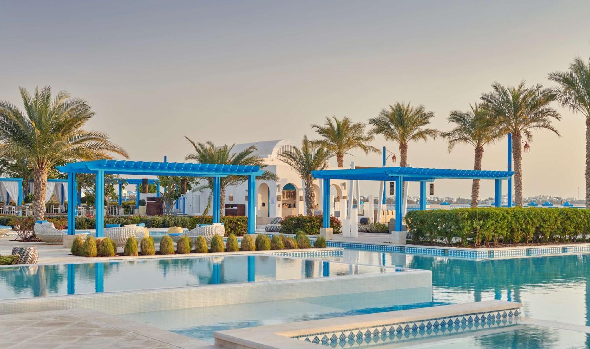 Hilton Salwa Beach Resort And Villas Abu Samra Esterno foto The swimming pool at the resort